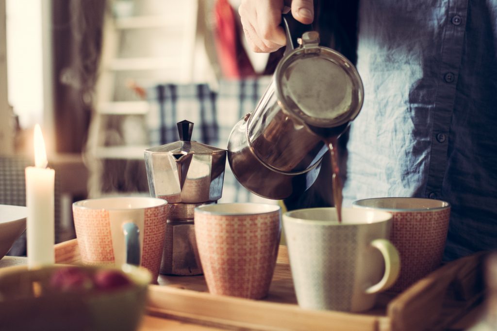 servir café em xícaras é dom