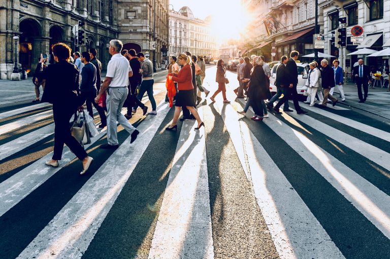 pessoas atravessando a rua são transformadas pelo avivamento