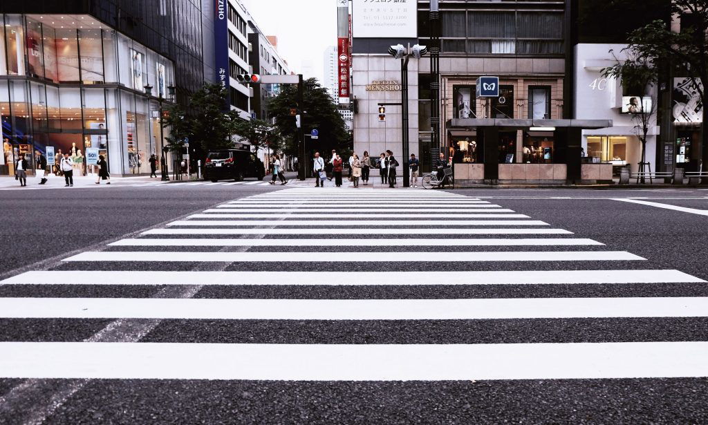 pessoas atravessando a rua para ganhar a cidade para deus