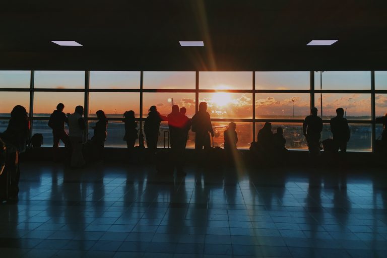 pessoas olhando por do sol na janela esperando por suas promessas