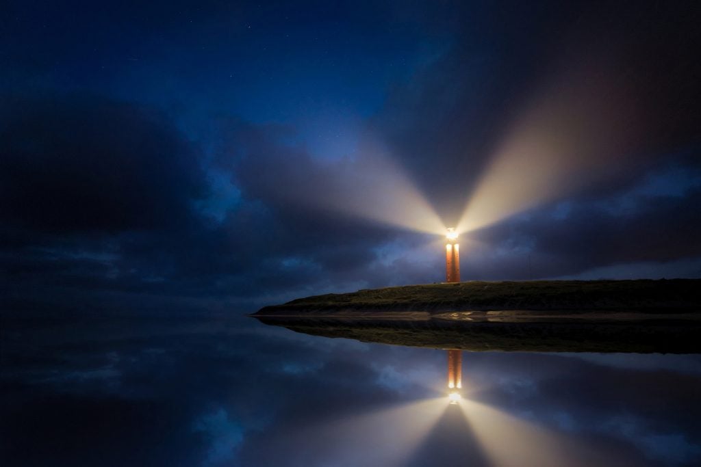 Seja luz por todos os lugares que passar.