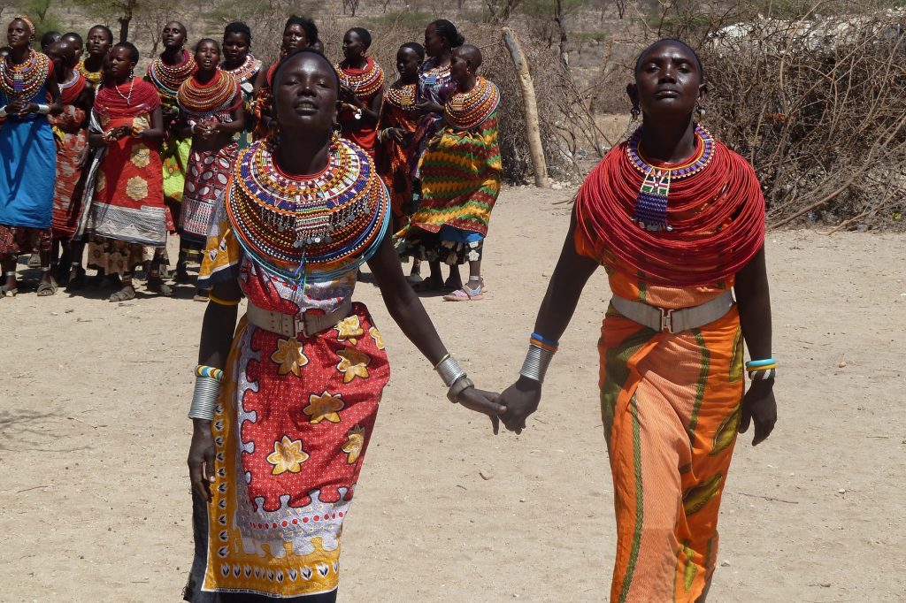 tribo africana adorando a Deus com há uma canção