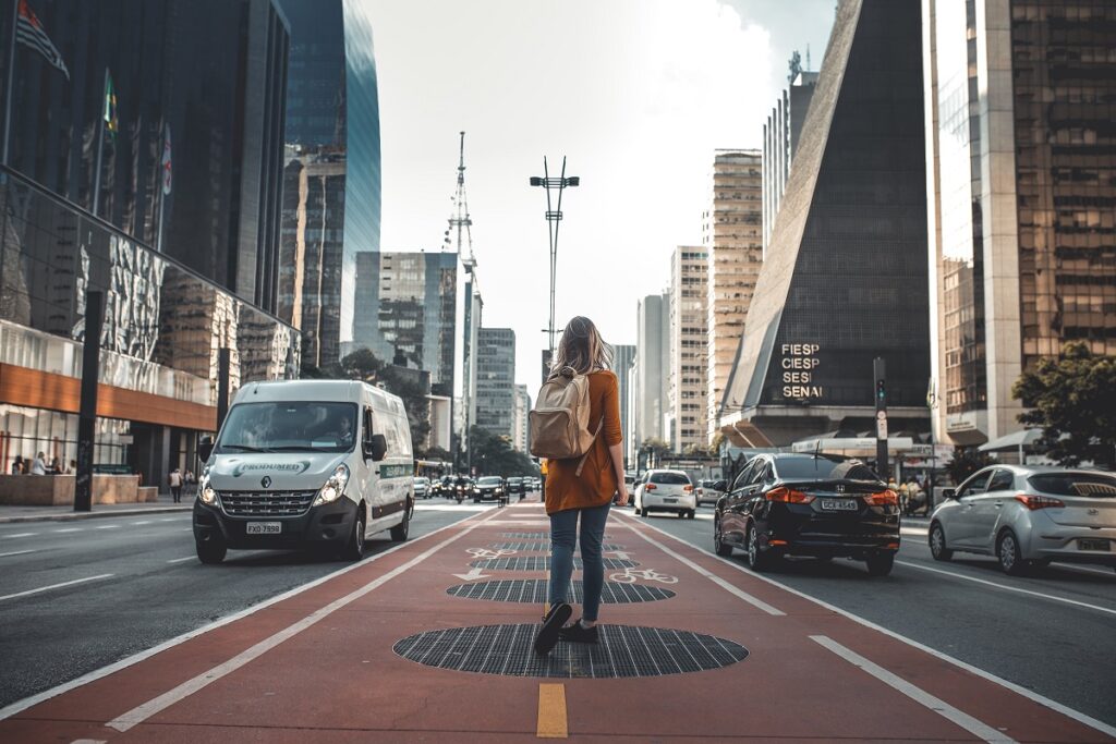 missionária com mochila nas costas na cidade.