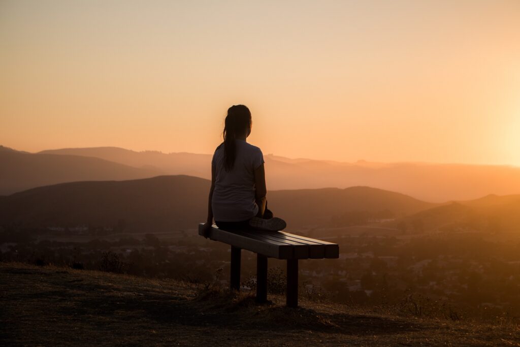 mulher em vulnerabilidade contempla a grandeza de Deus