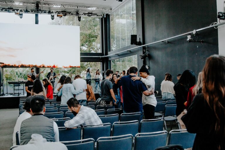 família de oração, casa de oração, igreja que ora